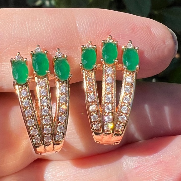 FAUX EMERALDS & CRYSTALS CZ ROSE GOLD TONE METAL HUGGIES HOOP EARRINGS SNAP LOCK